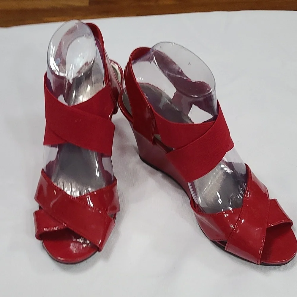 Predictions Womens Shiny Red Faux Leather Wedge Sandals Holidays 8W GUC READ‎